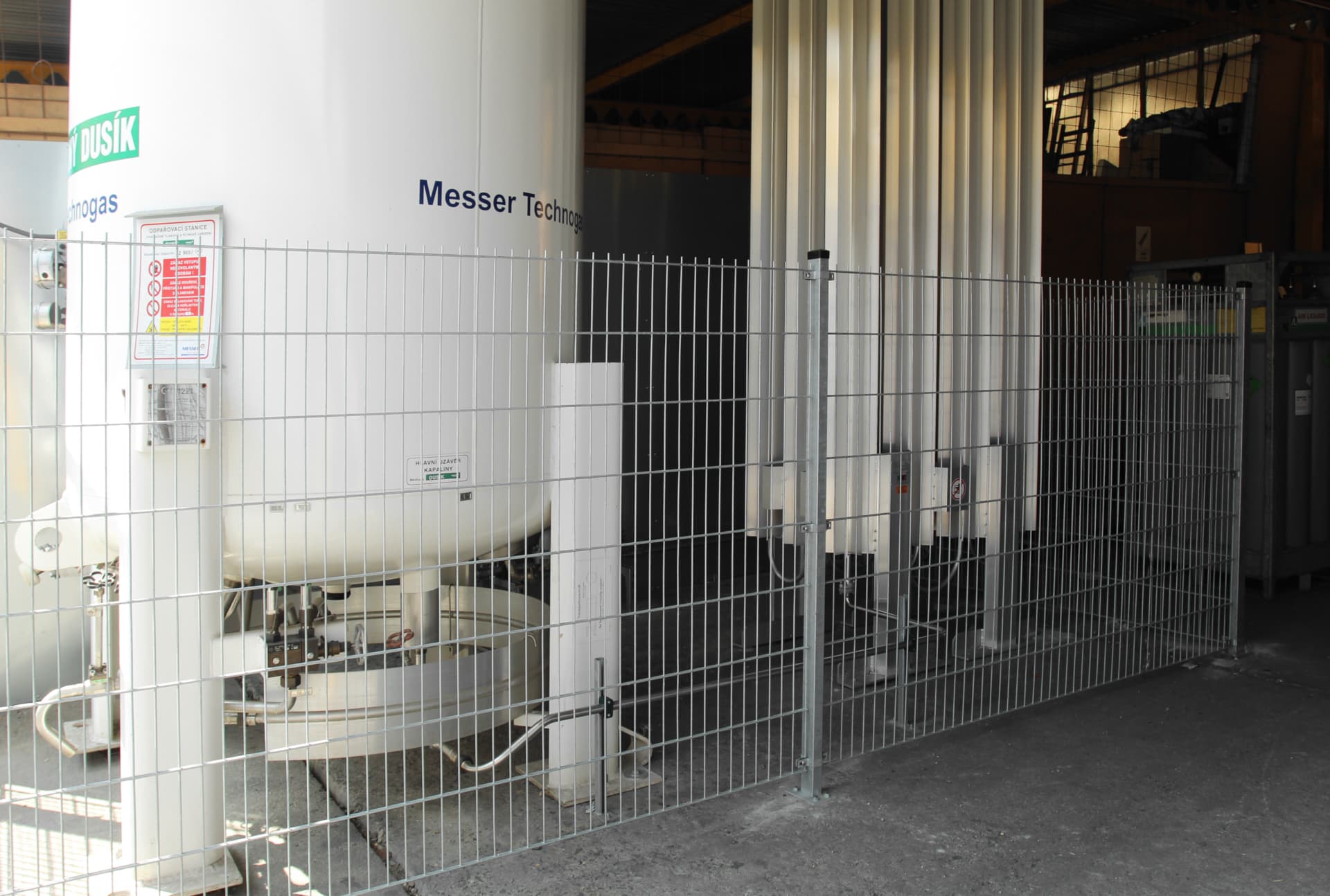 oplocení v interiéru – 2D plotovými panely